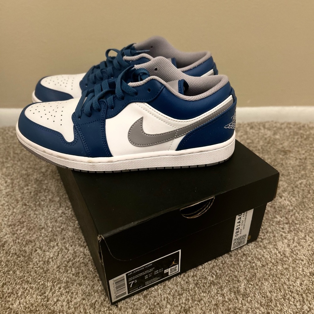 Air Jordan 1 Low shoes in the White/Wolf Grey/Midnight Navy